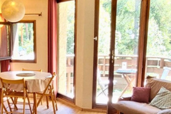 Una Smart TV, un reproductor de DVD, un reproductor estéreo