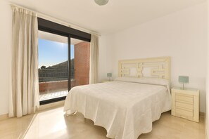 2 Schlafzimmer, Schreibtisch, Bügeleisen/Bügelbrett, Reisekinderbett