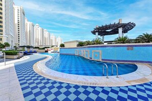 Outdoor pool, pool umbrellas, sun loungers - Retaj Baywalk Residence (Doha)