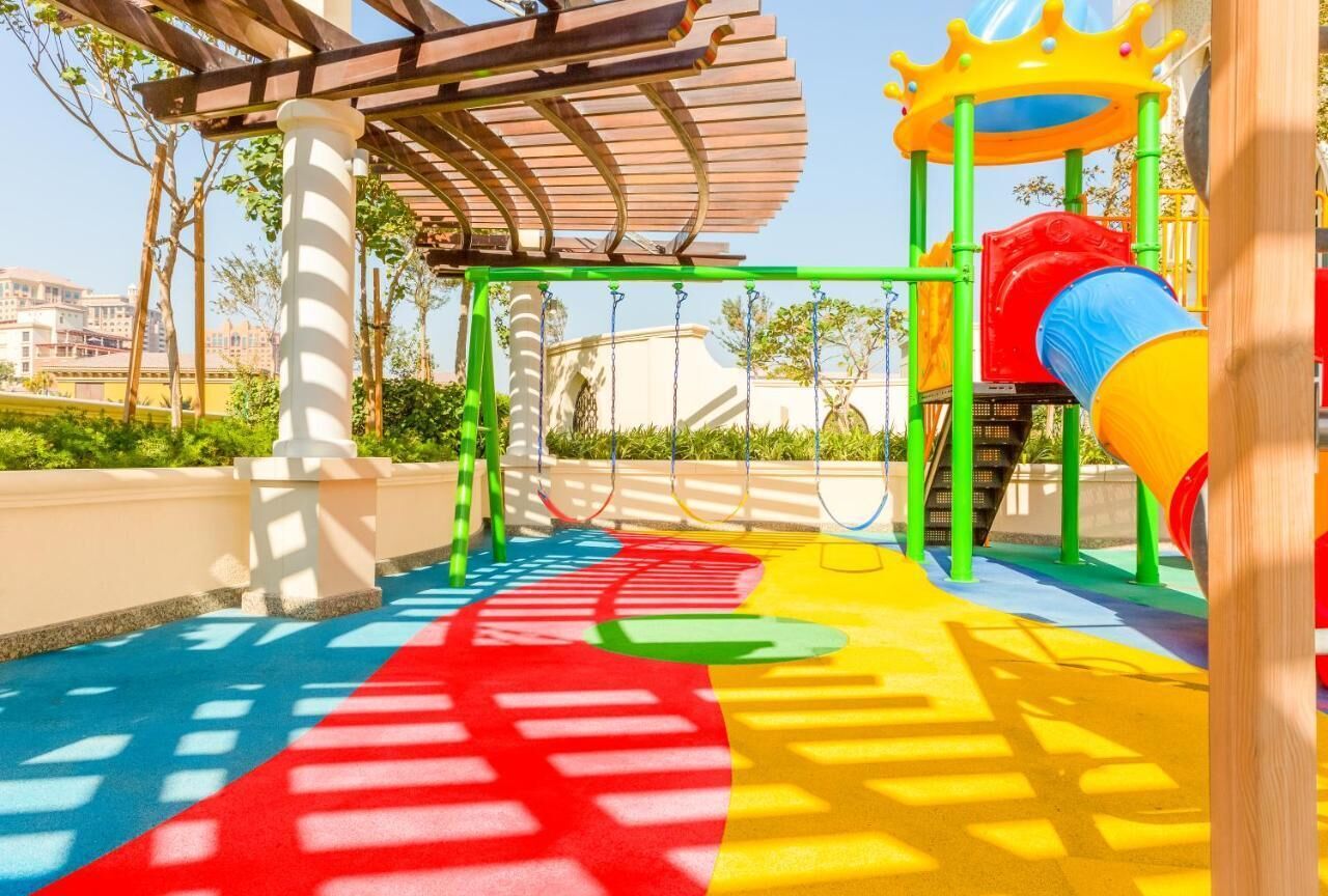 Un’area giochi con strutture colorate e un tettoia.