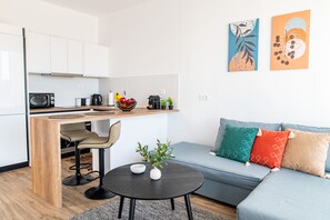 Appartement Deluxe | Cuisine privée | Réfrigérateur grande capacité avec congélateur, four à micro-ondes
