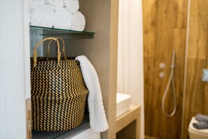 Apartamento luxo | Banheiro | Chuveiro, chuveiro com efeito de chuva, produtos de toalete de grife 
