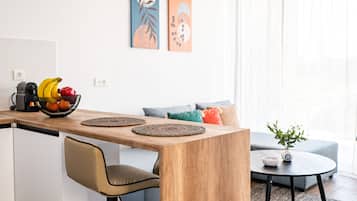 Apartamento luxo | Área de estar | Smart TV 43 polegadas com canais a cabo, TV