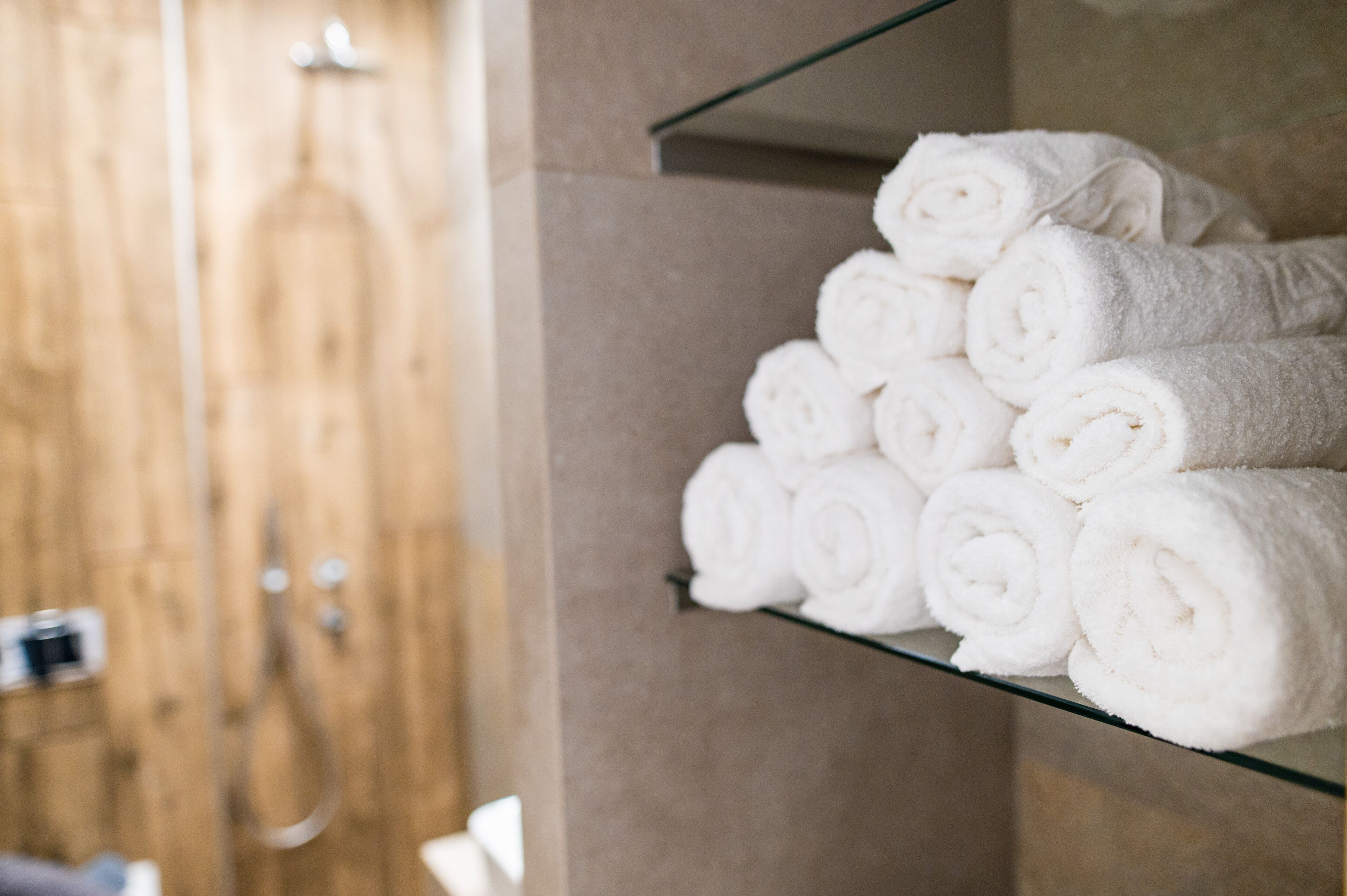 Appartement Deluxe | Salle de bain | Douche, douche à « effet pluie », articles de toilette de luxe