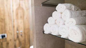 Appartement Deluxe | Salle de bain | Douche, douche à « effet pluie », articles de toilette de luxe