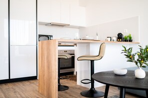 Deluxe-Apartment | Eigene Küche | Großer Kühlschrank, Mikrowelle, Espressomaschine