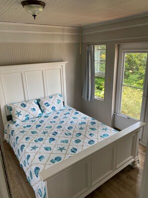 4 soverom, skrivebord, strykejern/-brett og reiseseng for barn