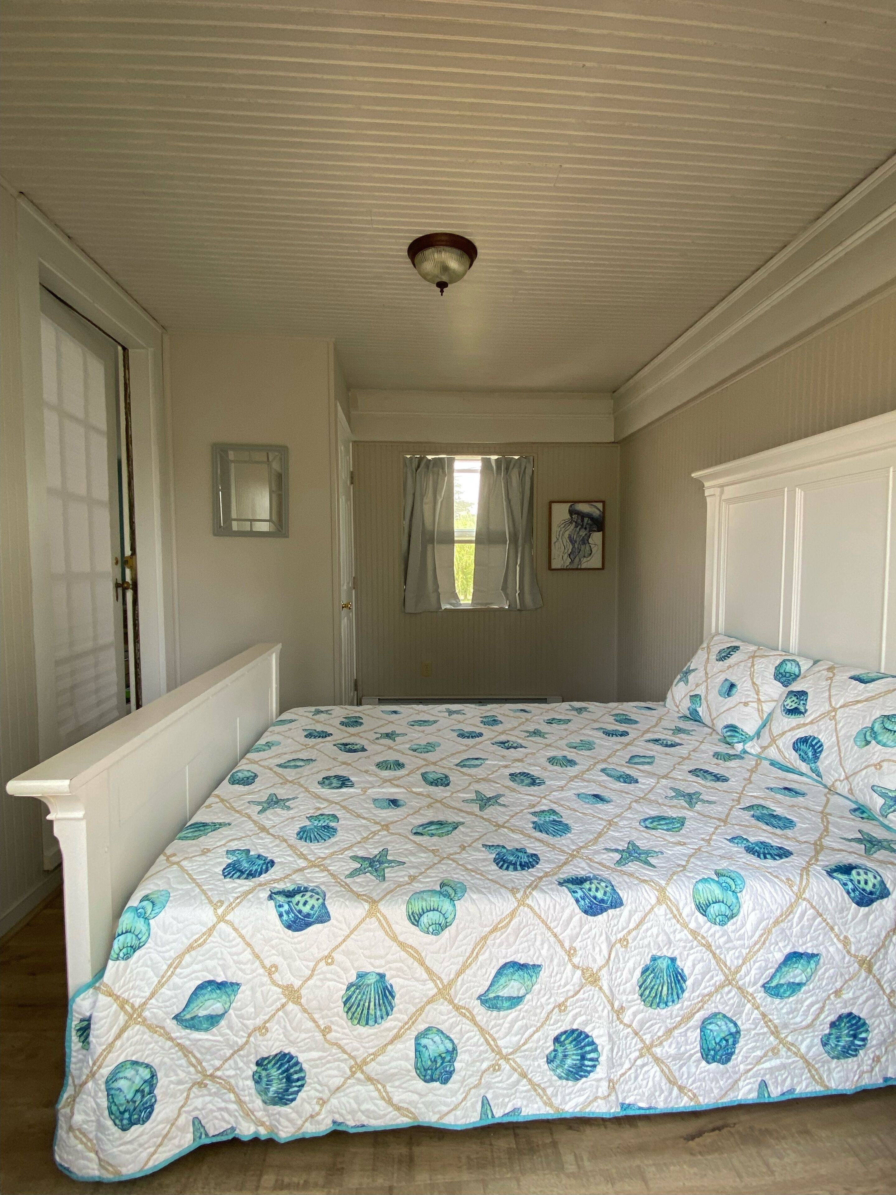 4 bedrooms, desk, iron/ironing board, travel crib