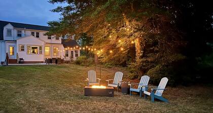 Waterfront! - Cozy "Captain's Cottage" with hot tub!