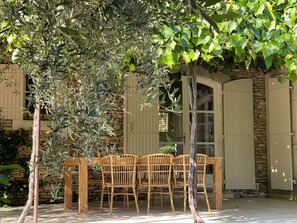 Outdoor dining - Charming house with swimming pool in an authentic village 10 mn from Gordes (Cabrières-d'Avignon)