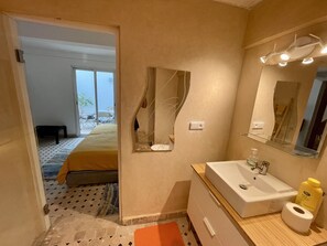 Shower, rainfall showerhead, free toiletries, hair dryer - Au Riad Des Deux Patios - Marrakech (Marrakech)