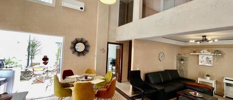 32 inci sebuah televisyen pintar dengan satelit, TV, Netflix