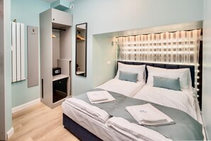 In-room safe, desk, iron/ironing board, bed sheets - Hostel JessApart - Aleje Jerozolimskie (Warsaw)