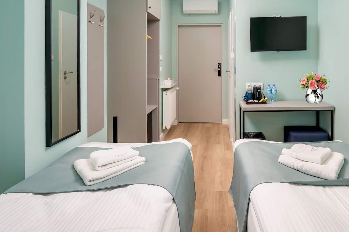 Economy Twin Room | In-room safe, desk, iron/ironing board, bed sheets