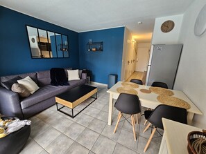 TV, books - Confortable Appartement Marina Sanary 4 Pers Piscine (Sanary-sur-Mer)