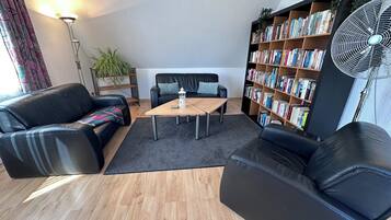 Fernseher, DVD-Player, Bücher, Musikbibliothek