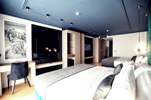 Habitación triple estándar (Land View) | Caja fuerte, escritorio, sistema de insonorización y wifi gratis