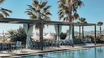 Una piscina al aire libre de temporada