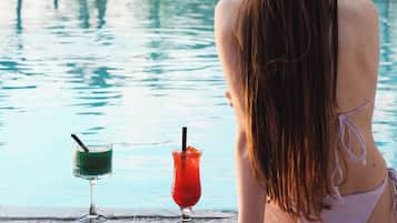 Una piscina al aire libre de temporada