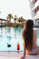 Una piscina al aire libre de temporada