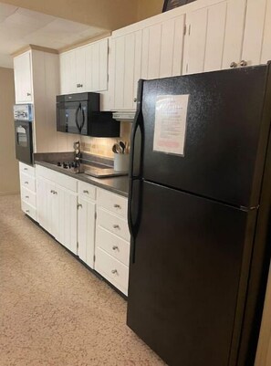 Réfrigérateur, four à micro-ondes, un four, surface de cuisson