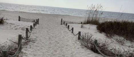 Espreguiçadeiras, toalhas de praia