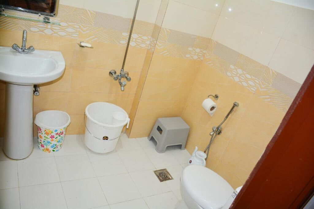 Pancuran mandi, kelengkapan dandanan diri berjenama, selipar 