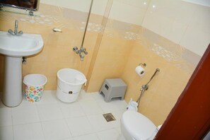 Shower, designer toiletries, slippers, towels - Khyber Guest House (Swat)