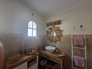 Shower, hair dryer, towels, soap - "journey Home" - Un Havre de Paix (Le Tignet)