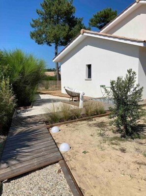 Property grounds - Charmante Villa Avec Studio Indépendant (Vendays-Montalivet)