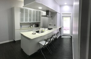 Fridge, microwave, oven, stovetop - 2 Bedroom Suite -Residential area, easy access to everywhere! Homeaway from Home (Choc)