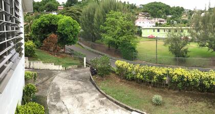 2 Bedroom Suite -Residential area, easy access to everywhere! Homeaway from Home
