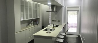 2 Bedroom Suite -Residential area, easy access to everywhere! Homeaway from Home