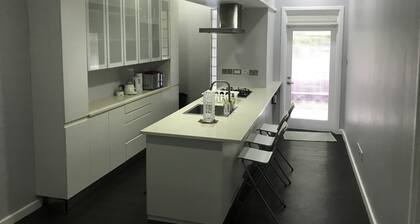 2 Bedroom Suite -Residential area, easy access to everywhere! Homeaway from Home