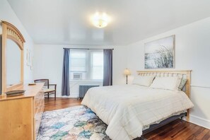 3 bedrooms, desk, iron/ironing board, travel crib