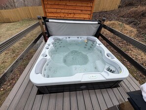 Outdoor spa tub - Quiet Cottage In The Woods with Hot Tub (Glenmoore)