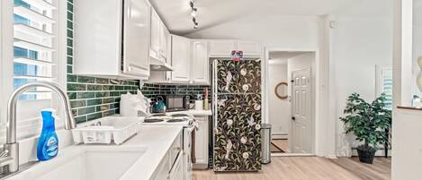 冰箱、微波炉、烤箱、炉灶