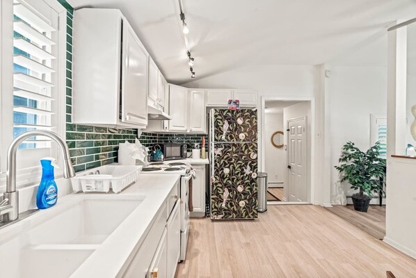 雪櫃、微波爐、焗爐、爐具