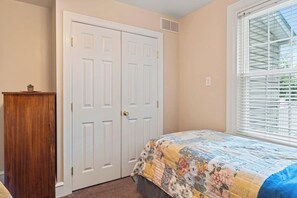 2 bedrooms, iron/ironing board, free WiFi