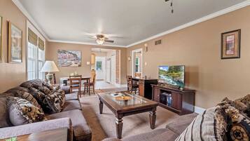 テレビ、書斎 / ワークスペース