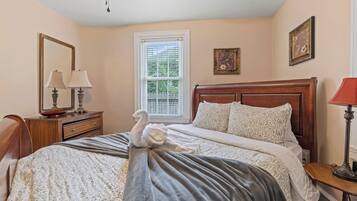 2 bedrooms, iron/ironing board, free WiFi