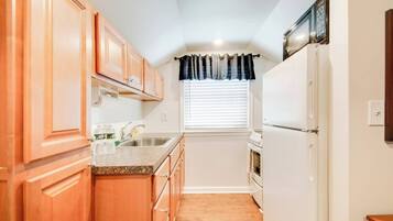 Køleskab, mikrobølgeovn, ovn, kogeplade