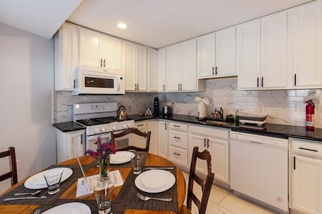 Fridge, microwave, oven, stovetop. Devon - Horse Show, History, Walk to Shops, Café's