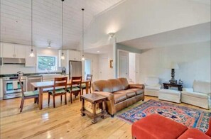 Smart TV, fireplace, books - Pet Friendly Cozy Mountain Retreat-sleeps 10! (Wintergreen Resort)