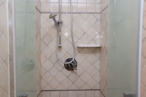 Dusche, Haartrockner, Bidet, Handtücher