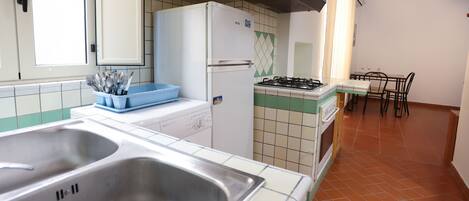 Fridge, oven, stovetop, coffee/tea maker