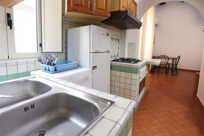 Kühlschrank, Ofen, Herdplatte, Wasserkocher mit Kaffee-/Teezubehör