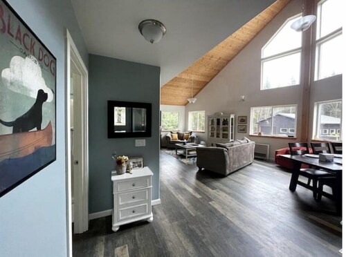 Family Home in Homer. 3 Bedrooms, 2 Baths. Sleeps 9. Dog Friendly.