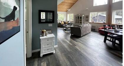 Family Home in Homer. 3 Bedrooms, 2 Baths. Sleeps 9. Dog Friendly.