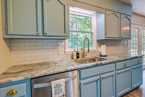 Geladeira, micro-ondas, cooktop, lava-louças